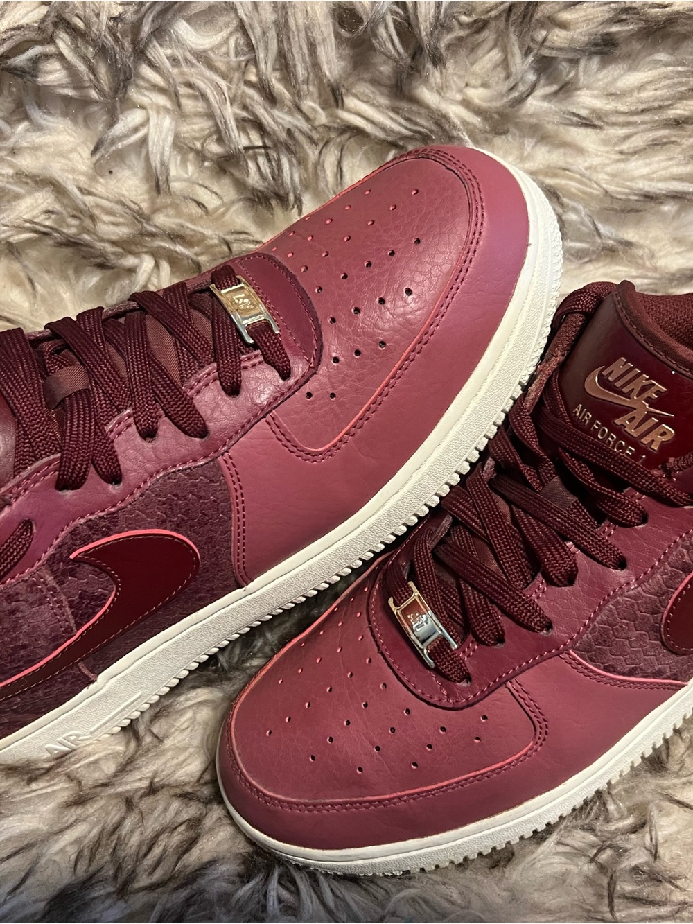 Nike Air Force 1 Men's Sneakers in Burgundy with Gold Accents Sz 9.5 - Picture 13 of 15